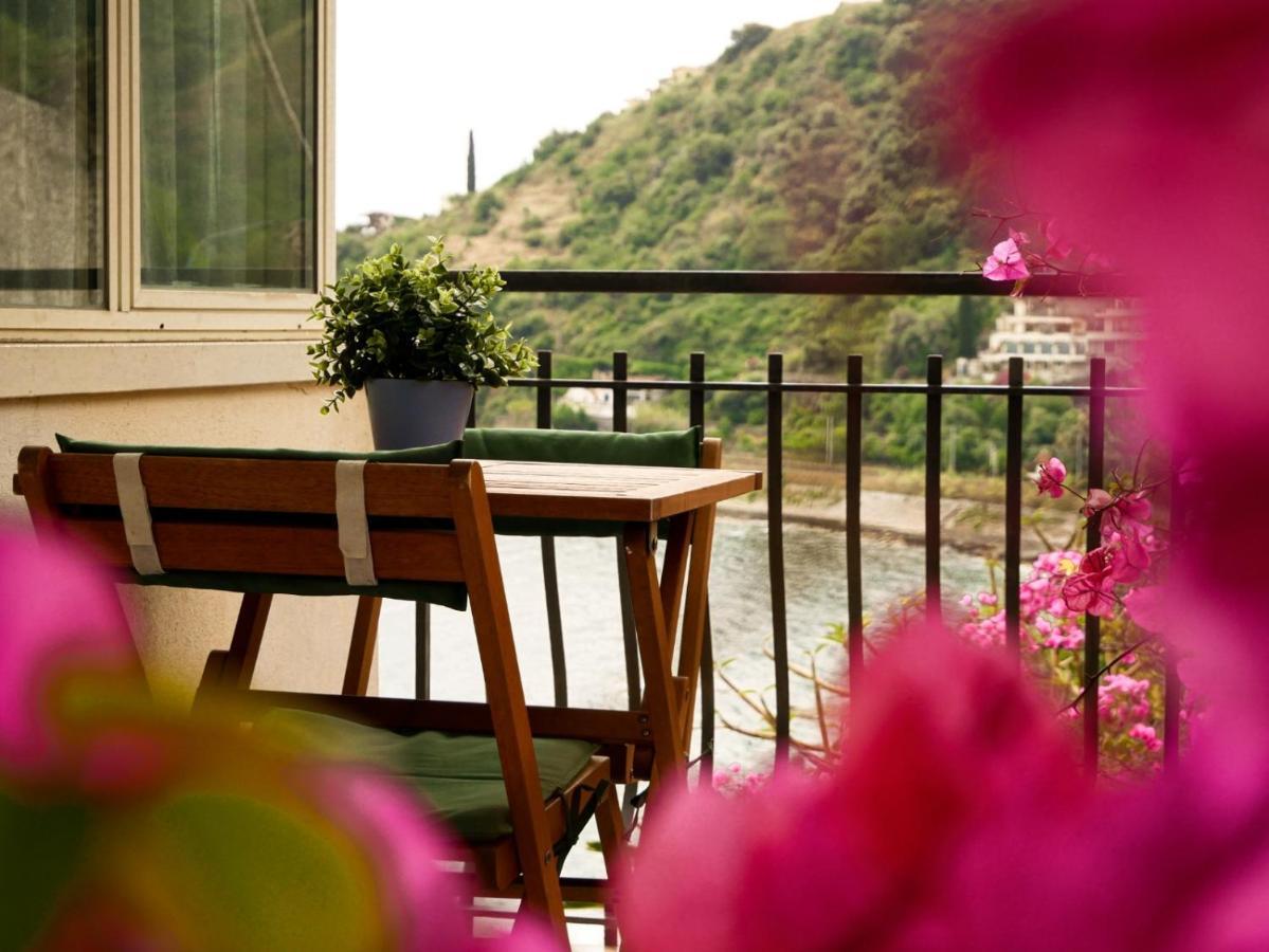 Mare Roccia Beachfront Apartment Taormina Exteriör bild